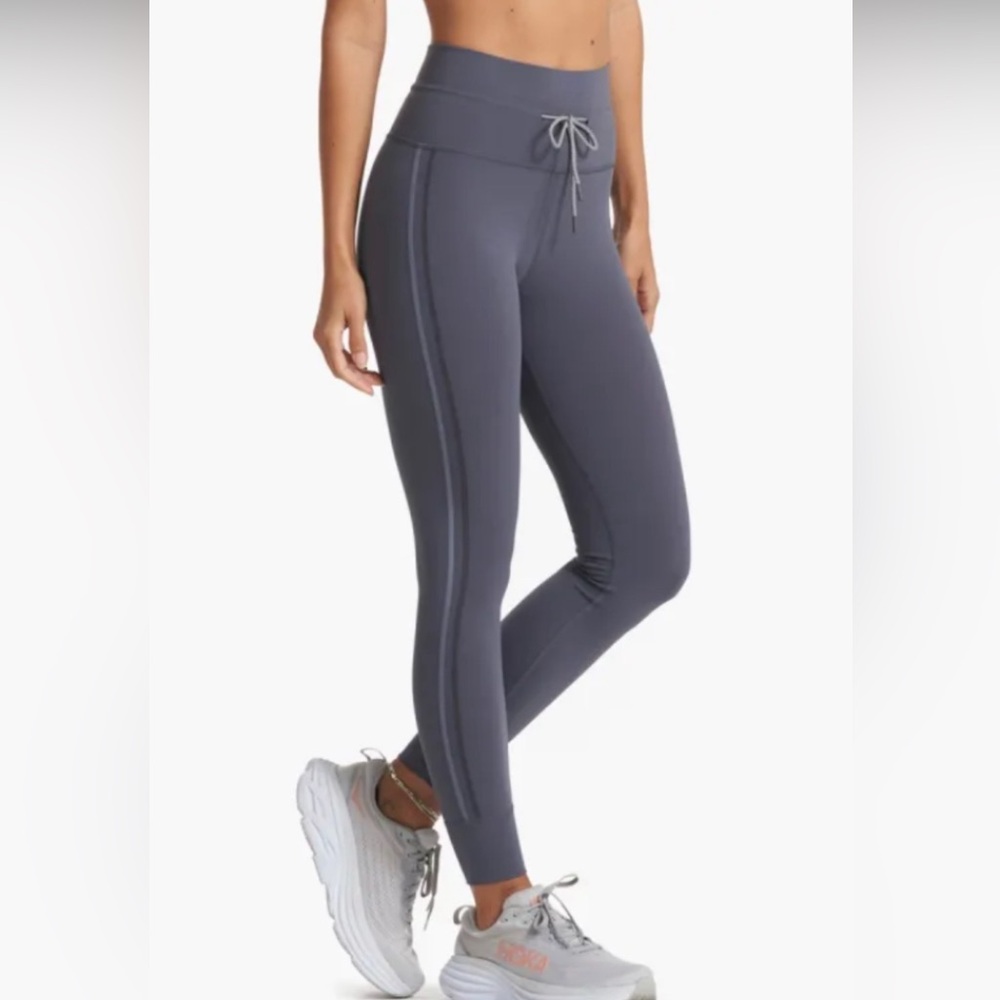 Vuori, NWT - RARE daily legging, size XS in color Azure